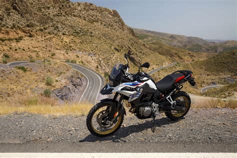 Una BMW F 850 GS parcheggiata in un paesaggio toscano