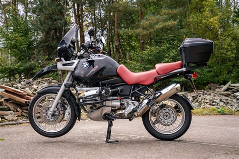 BMW R1100GS in un paesaggio montano