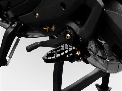 Dettaglio di pedane regolabili su una BMW GS