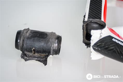 Confronto visivo tra un telaio in carbonio danneggiato e uno riparato