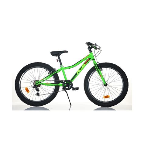 Bambino su mountain bike con ruote da 24 pollici