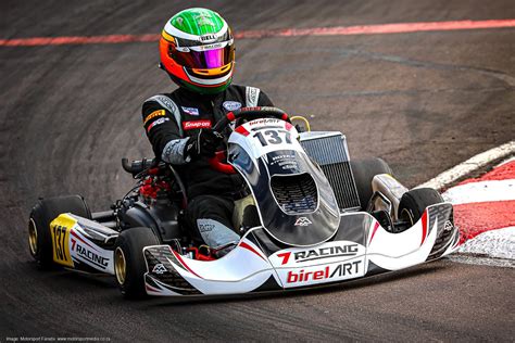 Un giovane pilota in azione su un kart Rotax MAX