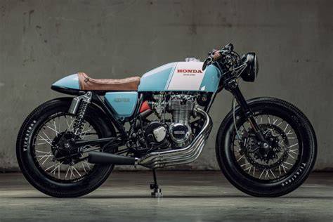 Motor show cafe racer con carrozzeria in fibra di vetro