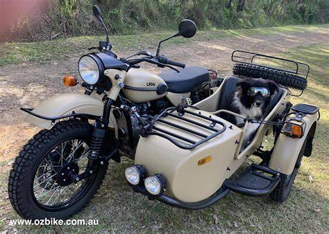 Ural sidecar retrò parcheggiata in campagna