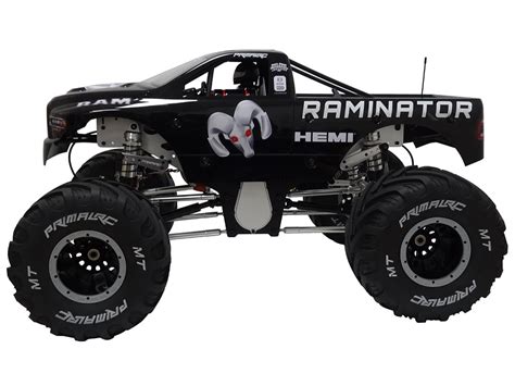 Il monster truck Raminator in un'immagine che ne evidenzia le dimensioni e la potenza.