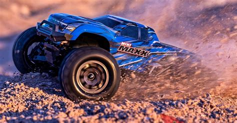 Un piccolo monster truck radiocomandato, il Mini Maxx, in azione su un terreno accidentato.