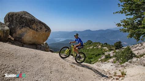Paesaggio montano con sentiero per mountain bike