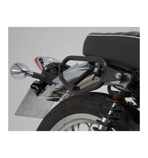 Portapacchi nero SW-Motech SLC montato su Kawasaki W800