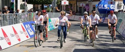 Ciclisti che tagliano il traguardo in una corsa ciclistica