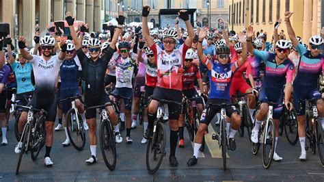Ciclisti che festeggiano una vittoria