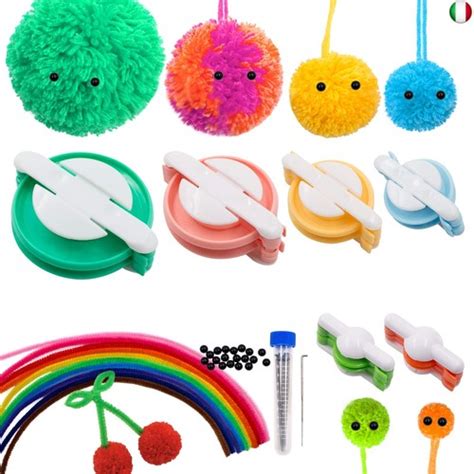Una varietà di pompon colorati di diverse dimensioni
