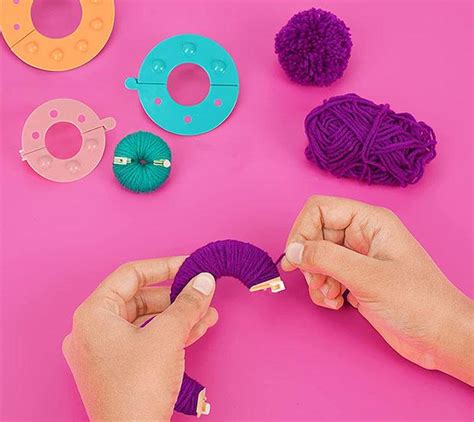 Un kit di pon pon maker di diverse dimensioni e colori