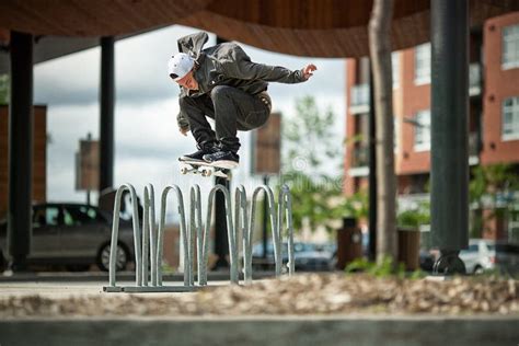 Skateboarder che esegue un ollie