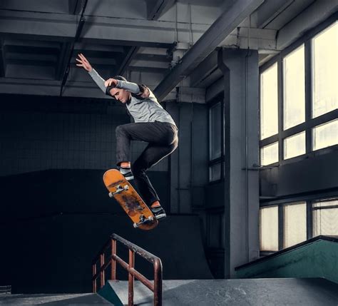 Skateboarder che esegue un BS 180