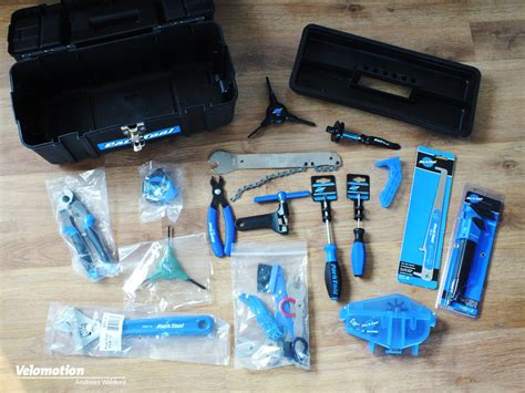 Meccanico che lavora su una bicicletta con attrezzi Park Tool
