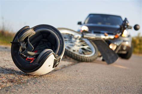 Immagine della scena stradale con incidente moto e auto