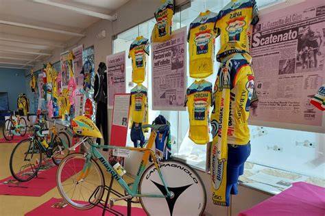 Immagine mostra cimeli ciclismo Alto Livenza