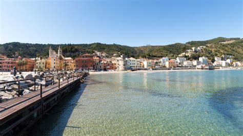 Panorama di Laigueglia con il mare e le colline circostanti