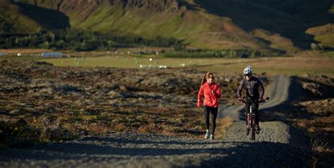 Ciclisti che pedalano in un paesaggio montano