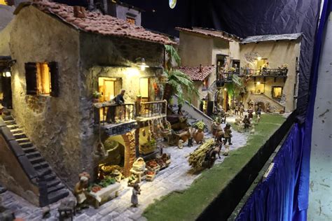 Presepe artistico con effetti luminosi e movimento