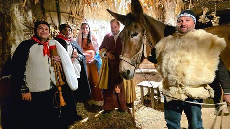 Scena di un presepe vivente con persone in costume