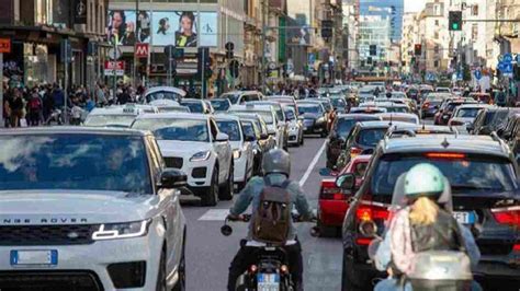 Una strada urbana trafficata di Milano