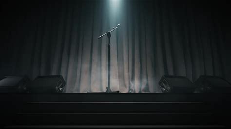 Un'immagine simbolica di un microfono spento su un palco vuoto