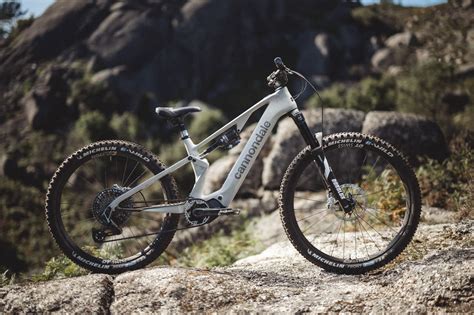 Cannondale Moterra in azione su un sentiero di montagna