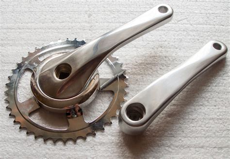 Set di pedivelle in alluminio per city bike con corone integrate