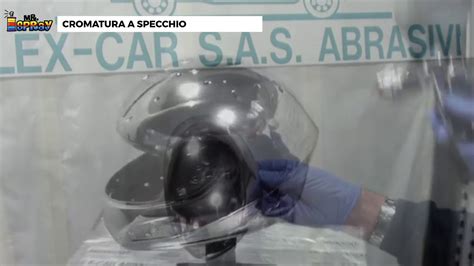 cromatura a specchio veicolo grafico mostrante