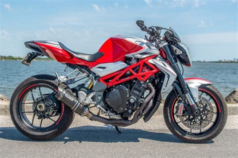 MV Agusta Brutale 1090 RR con scarico sportivo