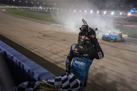 Albert Arenas celebra la sua vittoria