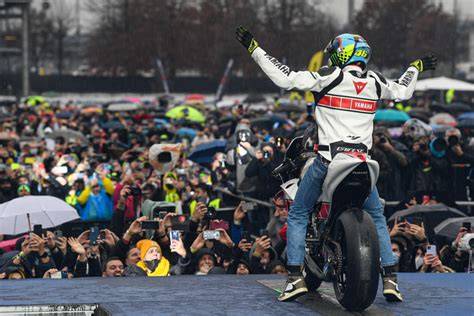 Valentino Rossi saluta pubblico EICMA 2021