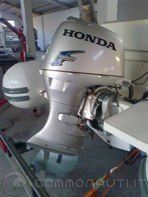 Immagine dettagli motore BF40 e pannelli di controllo