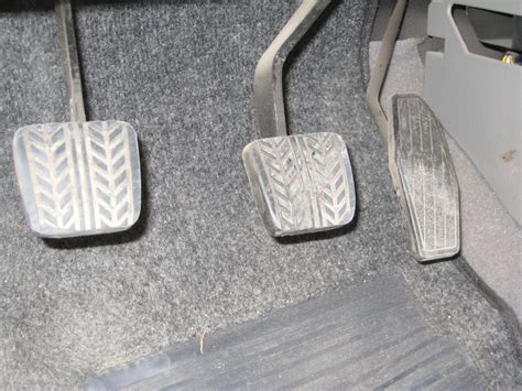Pedale della frizione di un'auto
