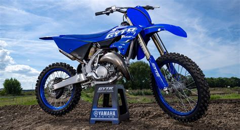 Manubrio Yamaha YZ 125 con dettagli