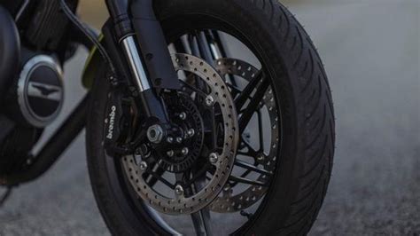 Design della Roadster: forcella upside-down e cerchi 19/18 pollici
