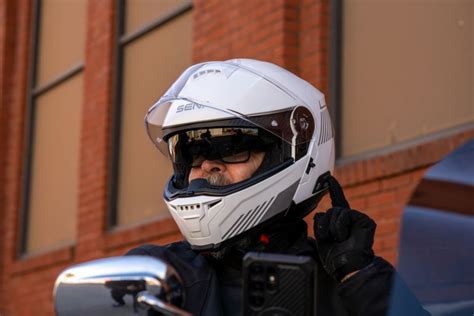 Motociclisti che utilizzano interfono