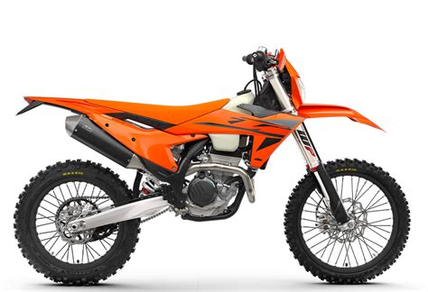 Immagine di KTM EXC 450 con cerchi arancioni e paramani