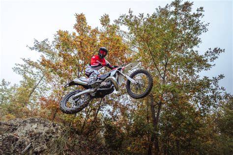 XE125 MY26: ergonomia e livree