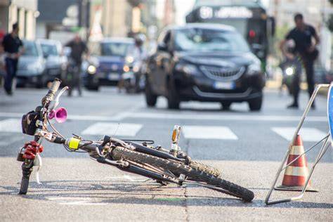 investimento ciclista condizioni notturne strada