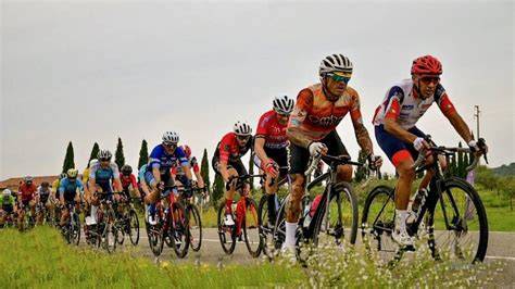Motociclisti radio assistenza gara ciclistica