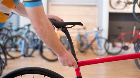 Ciclista che regola l'allineamento del manubrio con una squadra