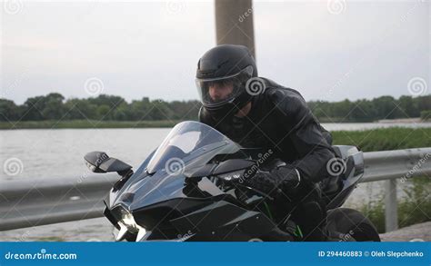 giovane motociclista su una moto sportiva