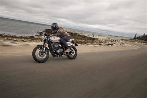 immagine confronto modern classic motociclette