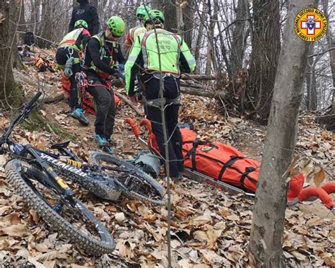 Panorama alpino con sentiero per mountain bike