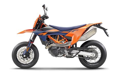 KTM 690 SMC R in azione su strada