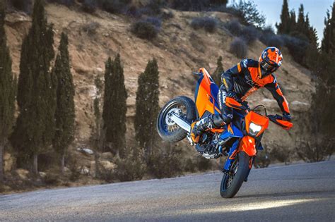 Dettaglio ergonomico della sella e delle pedane della KTM 690 SMC R