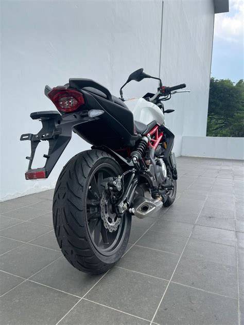 Benelli BN302 vista laterale in città