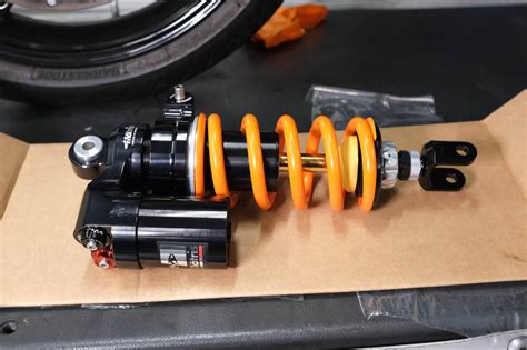 Immagine di un monoammortizzatore aftermarket per moto da enduro